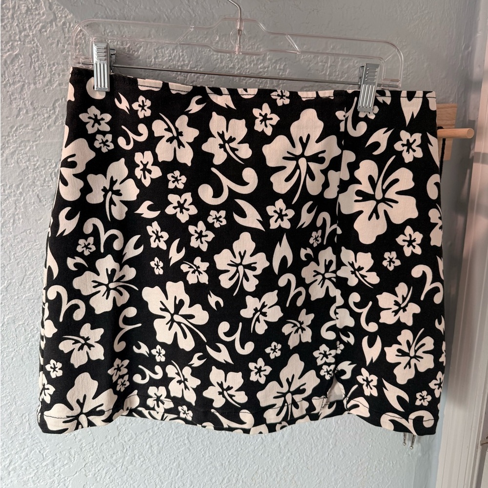 Wild Fable Black White Floral Hawaiian Print Mini Split Hem Stretch Skirt